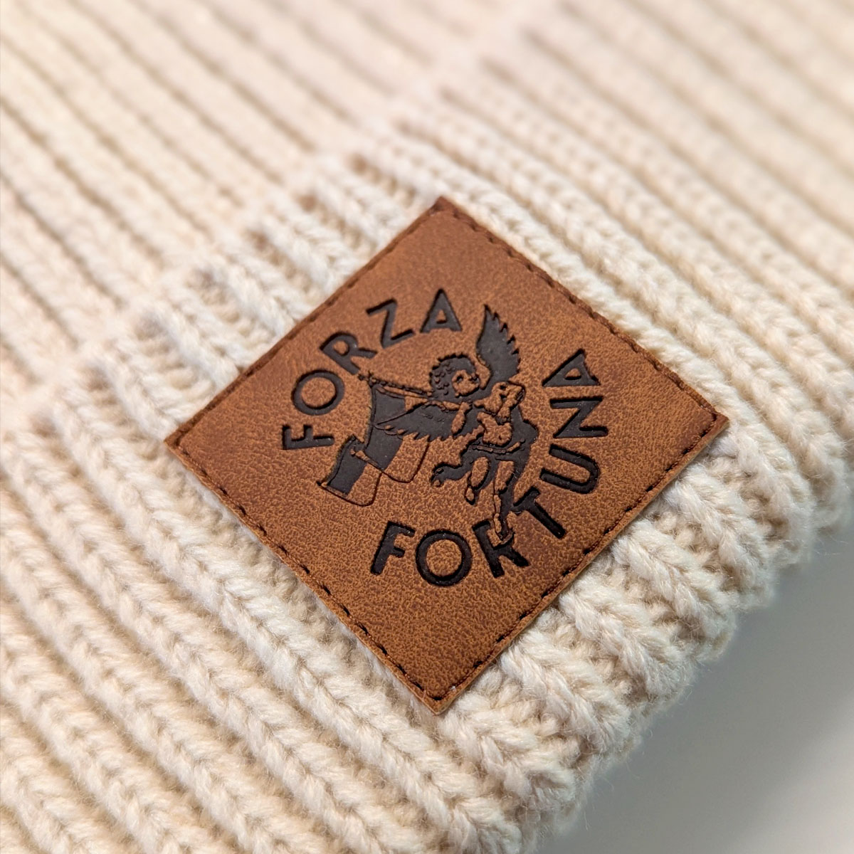 Strickmütze: Leder-Patch Forza Engel – Bild 2